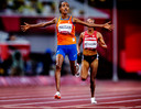 Sifan Hassan komt als eerste over de finish op de Olympische 10 kilometer.