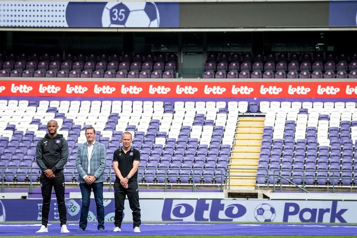 Vincent Kompany, Frank Arnesen en Par Zetterberg poseren voor een boarding met de naam van het nieuwe stadion.