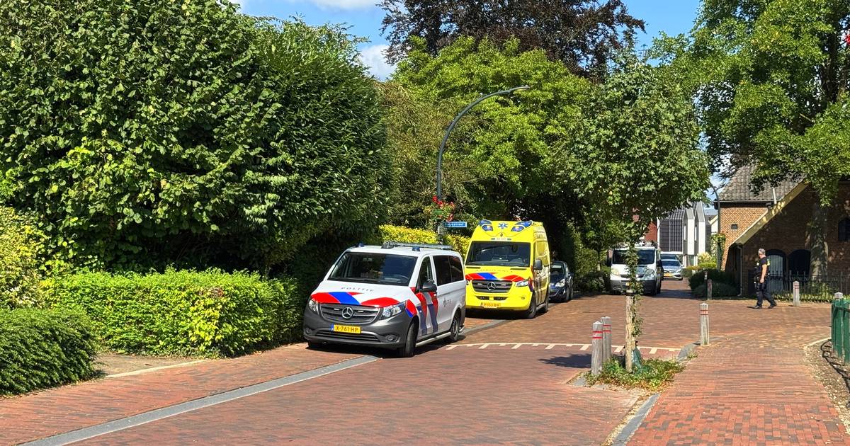 Wielrenner geschept door auto op J.F. Oltmansstraat in Steenderen