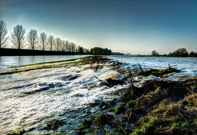 Inspecteurs struinen 550 kilometer rivierdijk af om schade te ontdekken