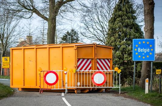 Een afgesloten grensovergang tussen het Nederlandse Grazen en het Belgische Meerle. Wegens de coronacrisis besloot de Belgische overheid de grens met Nederland tijdelijk te sluiten voor niet-essentieel verkeer.