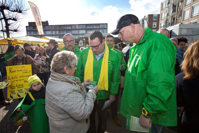 Richard De Mos voert in maart 2018 met zijn kandidaten voor de gemeenteraad  campagne op de Loosduinse Markt. De partijleider reserveert nu voor zijn nieuwe ploeg drie plekken voor burgers die met goede ideeën komen voor de stad.