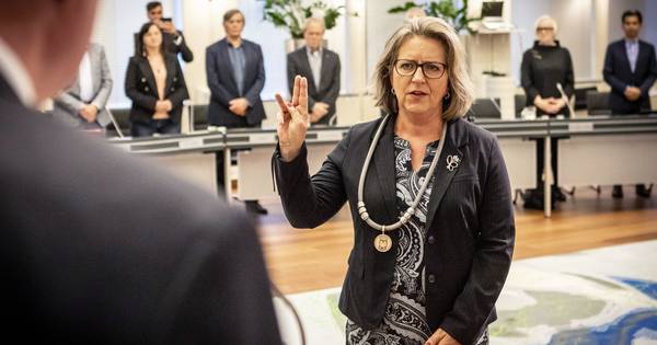 ‘Onze Ellen’ opnieuw beëdigd als burgemeester Hof van Twente