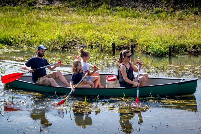 Zomerse Weekentip: Jurgen Geyselings en zijn  familie varen de Kleine Nete af per kano en overnachten op glampingterrein Ark van Noë in Lichtaart