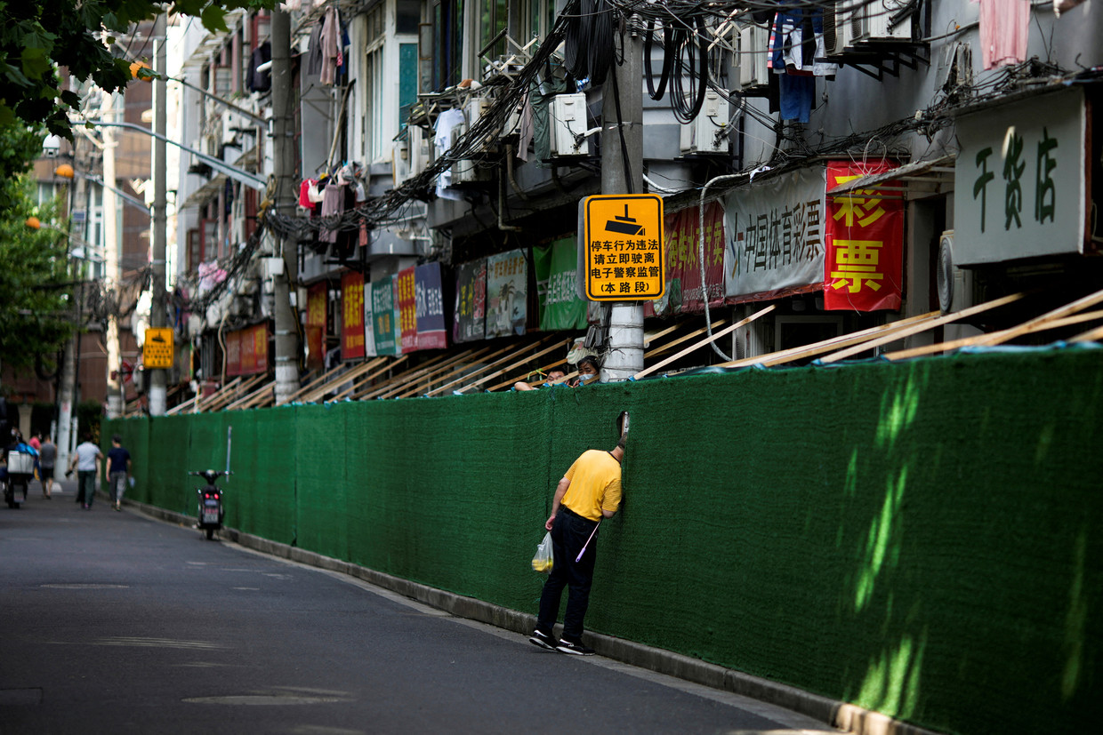 Een afgebakende lockdown-zone in Shanghai. Beeld REUTERS