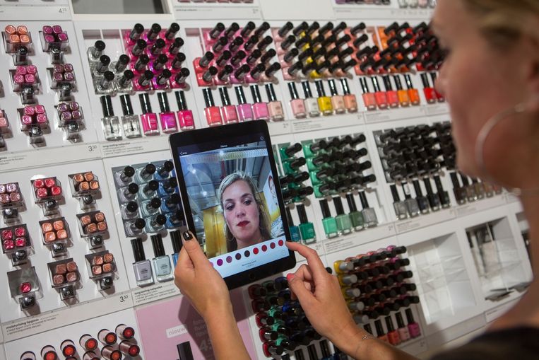 In de beauty-hoek van de HEMA die nog niet echt bestaat hoef je make-up niet meer uit te proberen. Je houdt gewoon je gezicht voor de camera, waarna een app precies laat zien welke kleur het best staat. Beeld Ton Koene