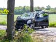Een auto botste tegen een boom in Nispen.