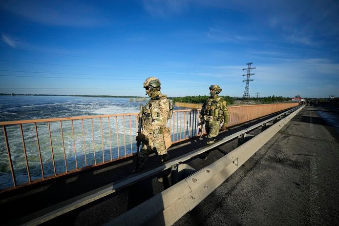 Russische soldaten bewaken de waterkrachtcentrale.