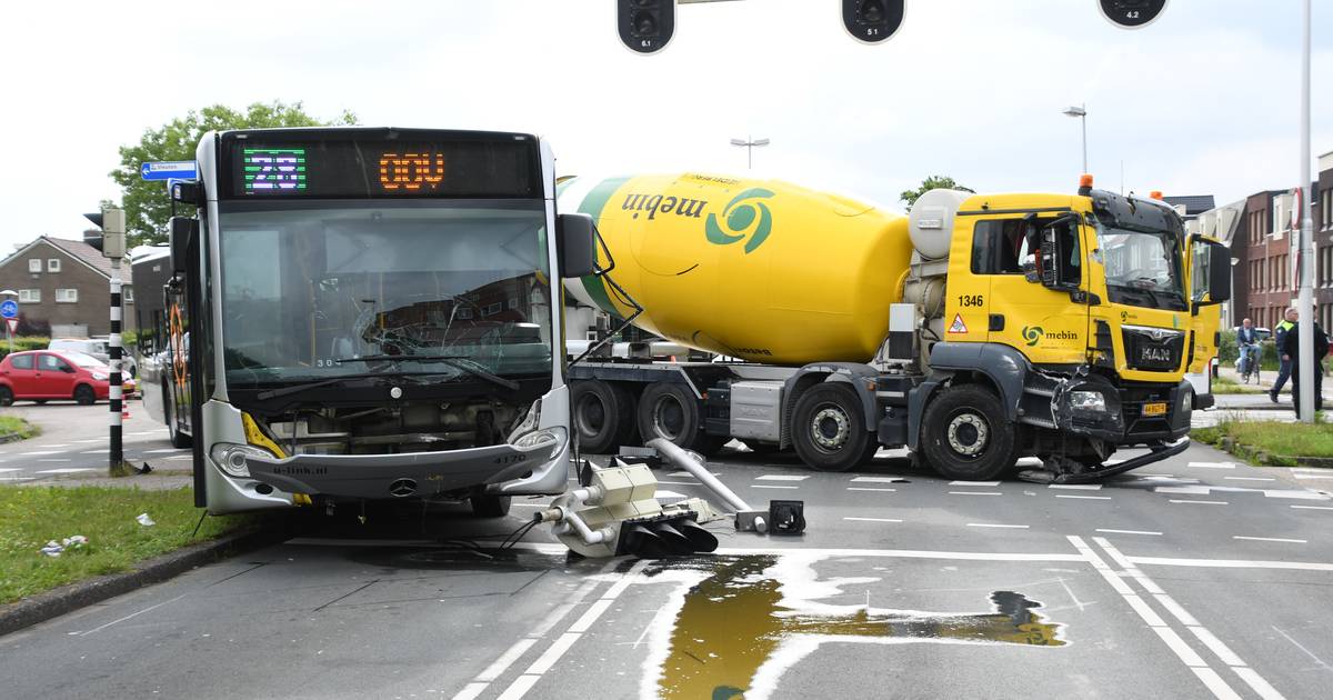 Drie buspassagiers gewond bij botsing tussen cementwagen en lijnbus in Vleuten.