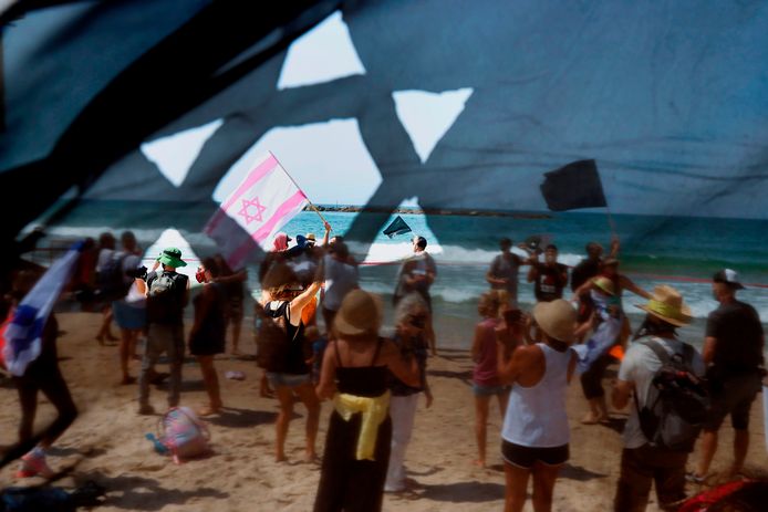 Demonstranten op het strand in Tel Aviv.