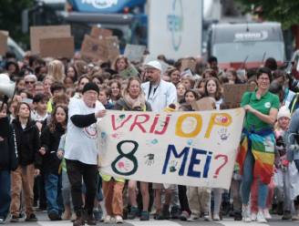Vredesmars trekt met 250 deelnemers door Kortrijk: “Zoveel haatboodschappen… er is meer vrede onder elkaar nodig”