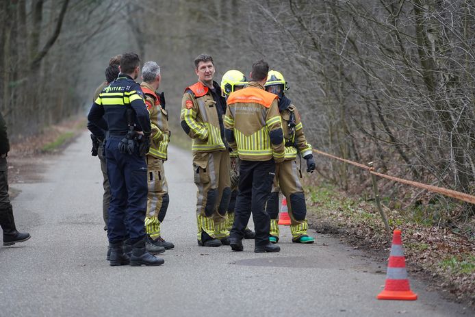 De brandweer onderzoekt of de vloeistof in de sloot in Gilze inderdaad drugsafval is.