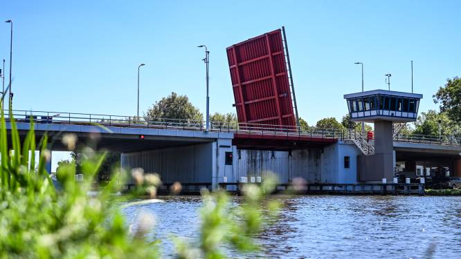 Verkeersproblemen Alphen: na afsluiting Julianabrug nu storing Albert Schweitzerbrug