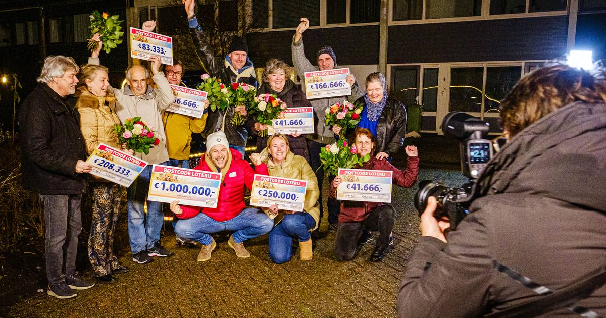 Aetsveld Street Wins 1 Million Euros in Postcode Lottery: Amazing Reactions and Celebrations in Vinkeveen