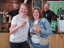 Baardapen kiezen voor donker bier, dames prefereren blondjes tijdens het Ulster Bierproeffestival 