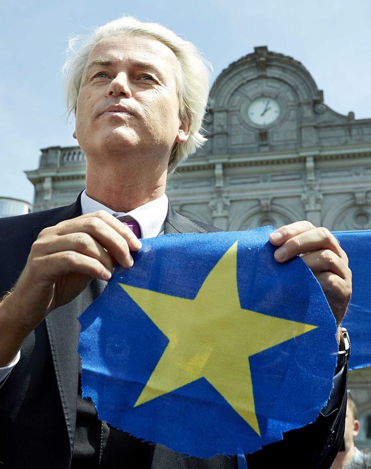 Geert Wilders heeft een ster uit een Europese vlag geknipt. Beeld anp