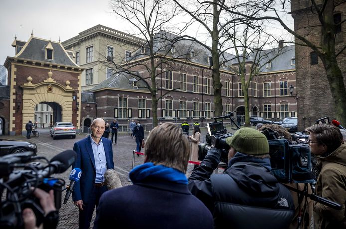 Ernst Kuipers, minister van Volksgezondheid, Welzijn en Sport, bij aankomst op het Binnenhof.