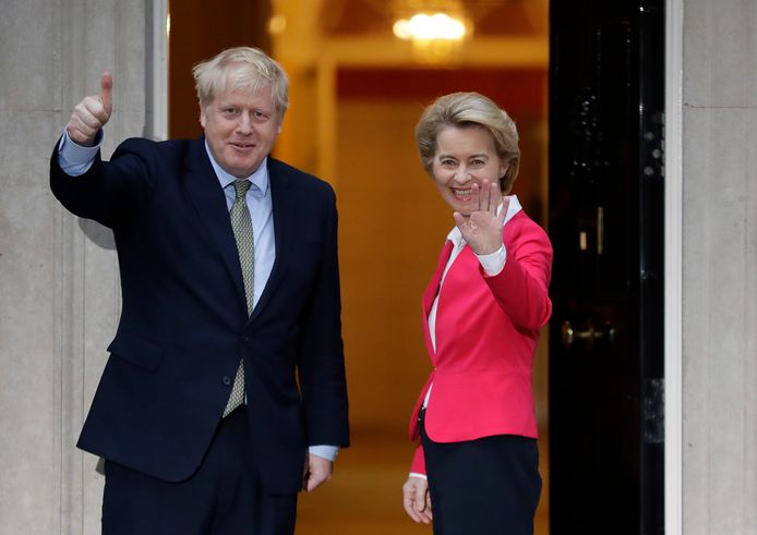 Boris Johnson en EU-commissievoorzitter Ursula von der Leyen (R)