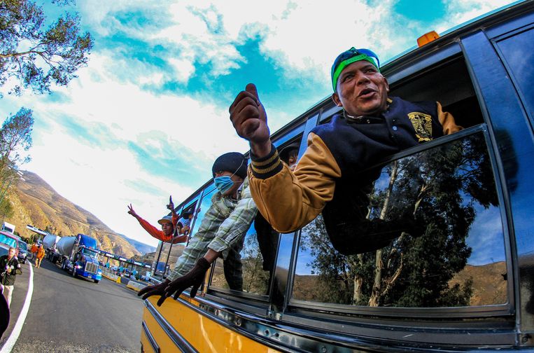 Niet te voet, maar in bussen arriveerden de migranten dinsdag in de Mexicaanse grensstad Tijuana. Beeld EPA