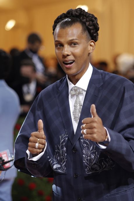 “Honoré", Stromae foule le tapis rouge du Met Gala pour la première fois