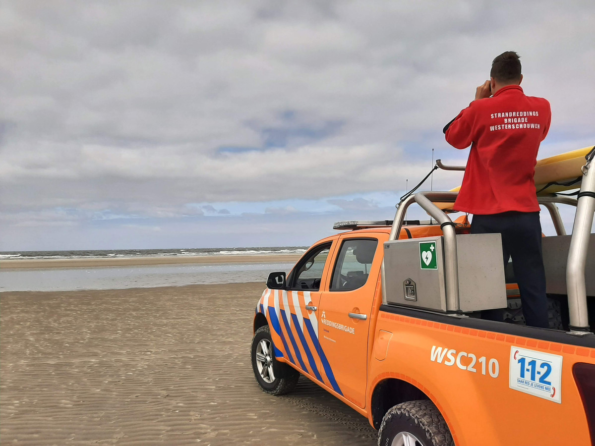 Burgemeester Hijst Zich In Zwembroek Voor Opleiding Lifeguard Op De