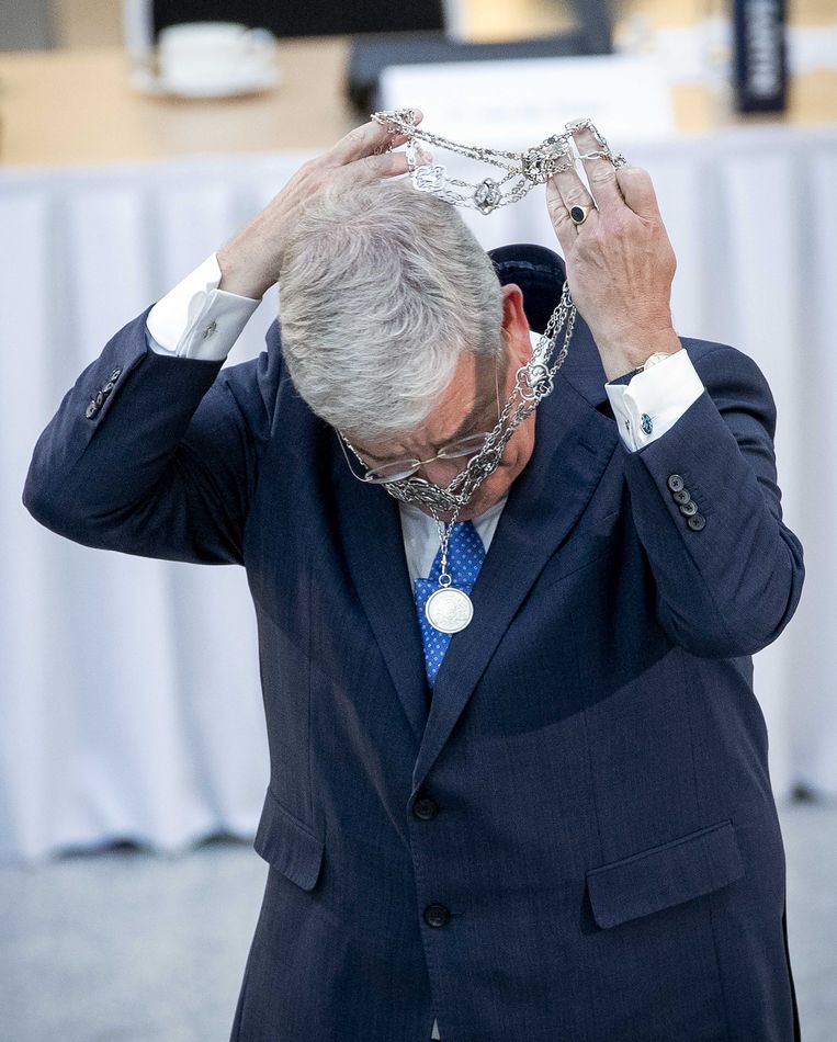 Jan van Zanen wordt tijdens een buitengewone raadsvergadering in het stadhuis beëdigd als burgemeester van Den Haag. Beeld ANP