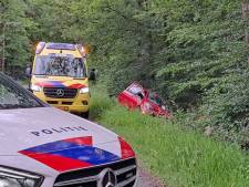 Auto belandt in de sloot in Enschede, bestuurder raakt gewond