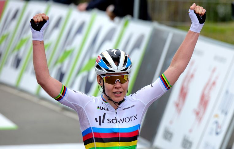 Almachtige Anna van der Breggen wint Waalse Pijl zevende ...