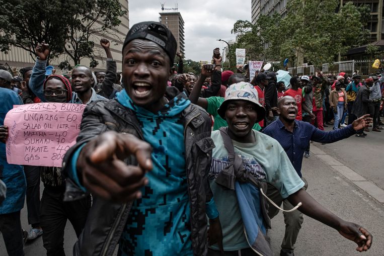 Kenianen demonstreren op straat om te protesteren tegen de hoge kosten van voedsel tijdens Saba-saba day (Swahili voor zeven-zeven), de dag en datum waarop de strijd voor democratie en sociale gelijkheid begon in 1990, in Nairobi op 7 juli 2022. Beeld AFP