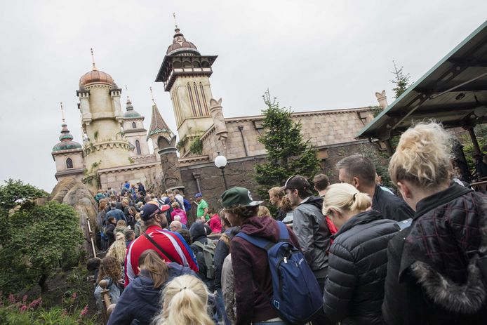 Bezoekers van de Efteling staan in de rij voor een bezoek aan de attractie Symbolica.
