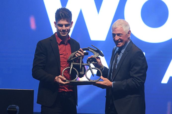 Van Aert kreeg de trofee uit de handen van de Italiaanse wielerlegende Francesco Moser.