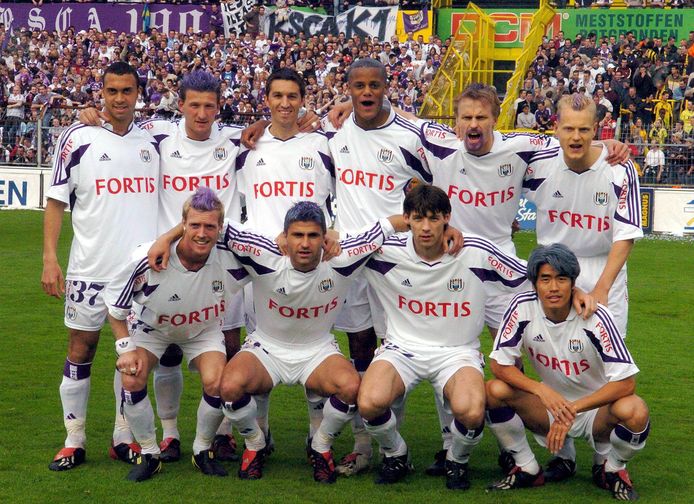 De spelers van Anderlecht na de titel, allemaal met paars kapsel.