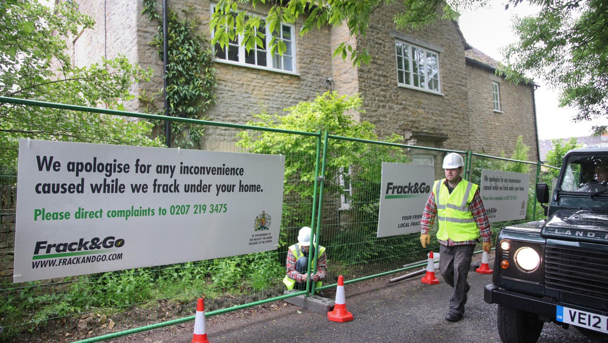 Het hek wat Greenpeace om het huis van David Cameron heen geplaatst heeft. Beeld epa