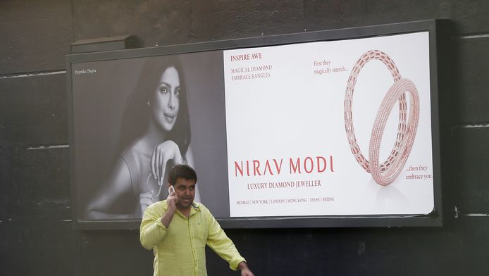 Nirav Modi est la troisième génération de sa famille à travailler dans le commerce du diamant. Sa fortune était estimée par Forbes l'année dernière à 1,8 milliard de dollars, le plaçant à la 85e place des personnes les plus riches d'Inde.