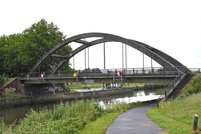 De huidige Leiebrug tussen Wevelgem en Lauwe