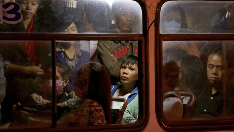 Een overvolle bus in Jakarta, Indonesië. Beeld AP
