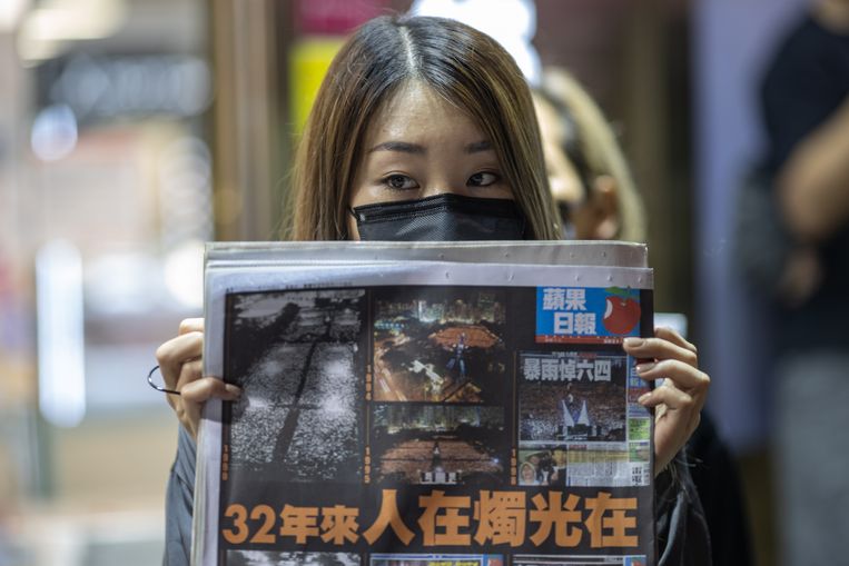 Een demonstrant in Hongkong houdt de voorpagina van de krant Daily Apple omhoog, begin deze maand. Beeld EPA