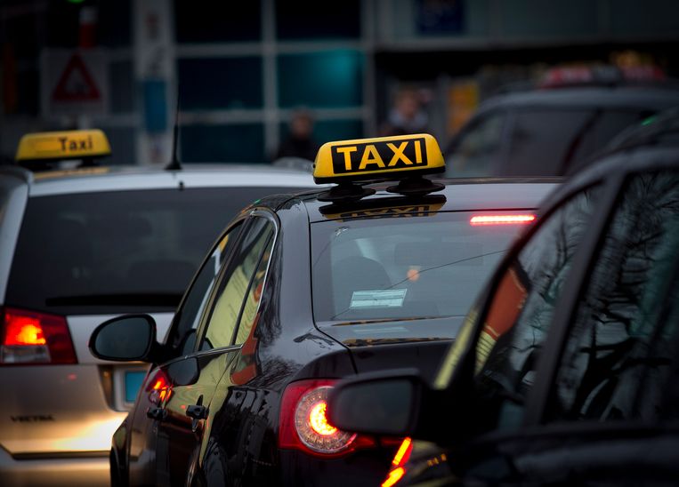 Ambtenaar die bijverdiende als taxichauffeur onterecht ontslagen