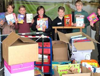Kindergemeenteraad overhandigt boeken tijdens bezoek aan Kringwinkel 