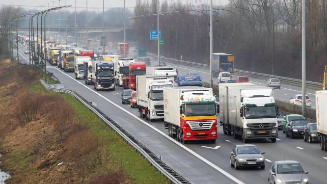20 minuten aanschuiven op E17 richting Gent vanaf Destelbergen: stilstaand voertuig ter hoogte van Zwijnaarde