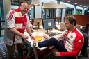 Oud-wethouder en Ajax-fan Eric van den Broek en oud-wethouder en Feyenoord-fan Peter van de Wiel sarren elkaar. Ze zaten samen in het college van burgemeester en wethouders van Boxtel. Ieder een eigen voetbalclub. Dat gaf leuke rivaliteit.