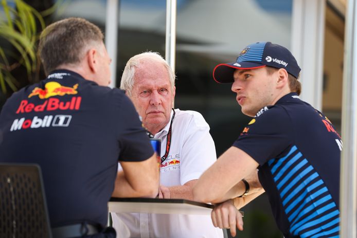 Helmut Marko (centraal) in gesprek met Christian Horner (links) en Max Verstappen (rechts).