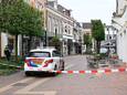 Beeld van de Grotestraat-Noord op 13 juli 2021, waarbij een deel met linten is afgezet terwijl het onderzoek loopt naar een mogelijk explosief aan de deur van een woning.