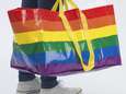 Ikea lanceert iconische tas in regenboogkleuren voor Pride