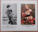 Het bidprentje met links een heel symbolische foto: de handen van Lily steken doorheen prikkeldraad een roos in de lucht. Rechts: de barones in haar rozentuin, waarop ze heel trots was.