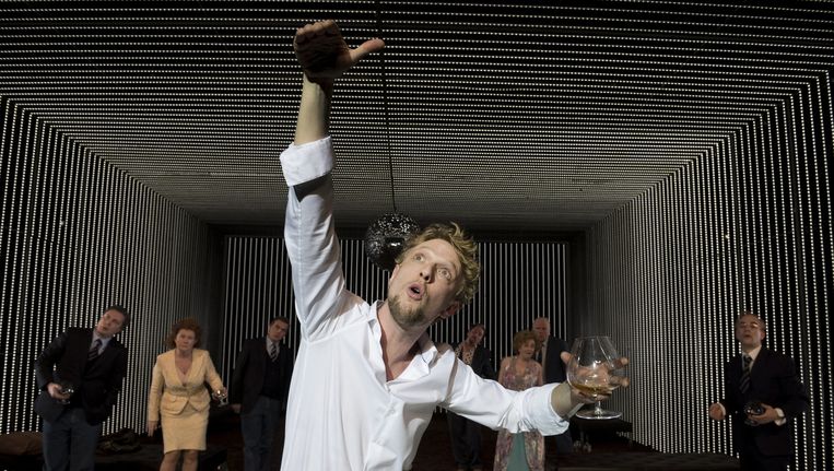 De Revisor naar Gogol door Nationale Toneel, regie Theu Boermans. Beeld Kurt Van Der Elst