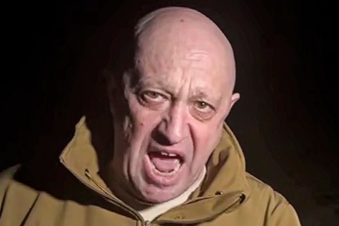 Jevgeni Prigozjin in een van zijn spraakmakende video's waarin hij de Russische legerleiding bekritiseert.