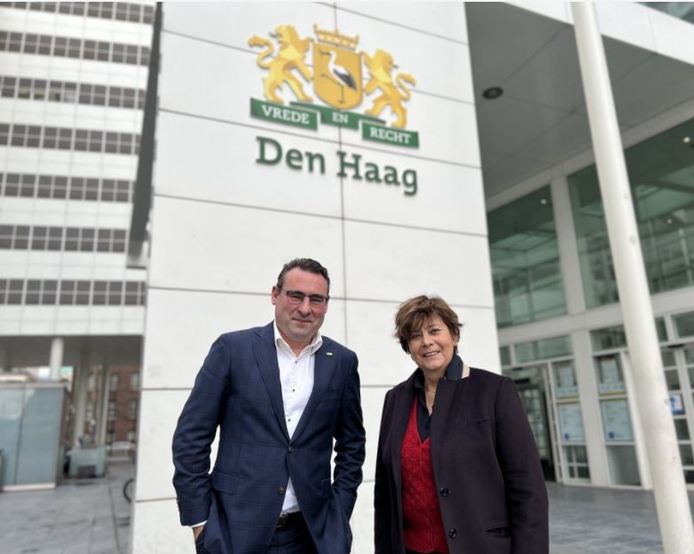 Rita Verdonk wordt de running mate van Richard de Mos bij de aankomende gemeenteraadsverkiezingen in maart. ,,Rita spreekt net als wij de taal van de gewone mensen in de straat en lost graag problemen op”, zegt De Mos.