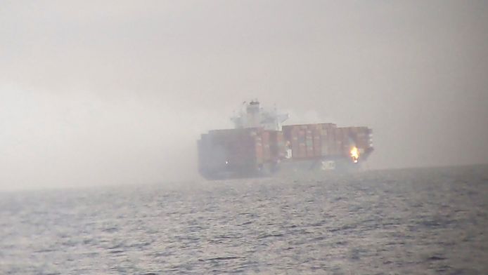 Vuur en rook aan het containerschip.