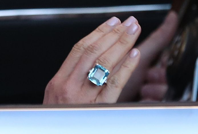 Ook deze prachtige ring - een erfstuk van prinses Diana - droeg ze tijdens het avondfeest. Ze kreeg de ring van Harry. Hij is 83.942 euro waard.